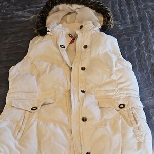 Stylish White Puffer Vest with Faux Fur Trim